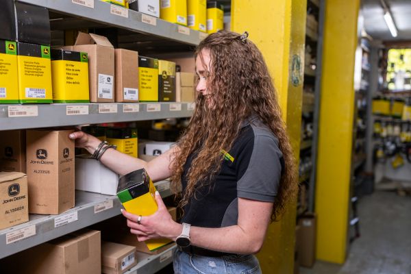 Mitarbeiterin_JohnDeere_Lager
