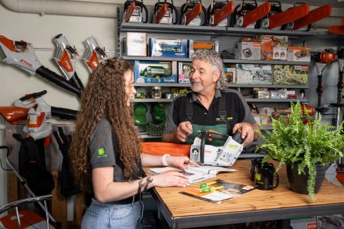 Verkäufer_Kundin_mit_Beratung_Stihl_JohnDeere